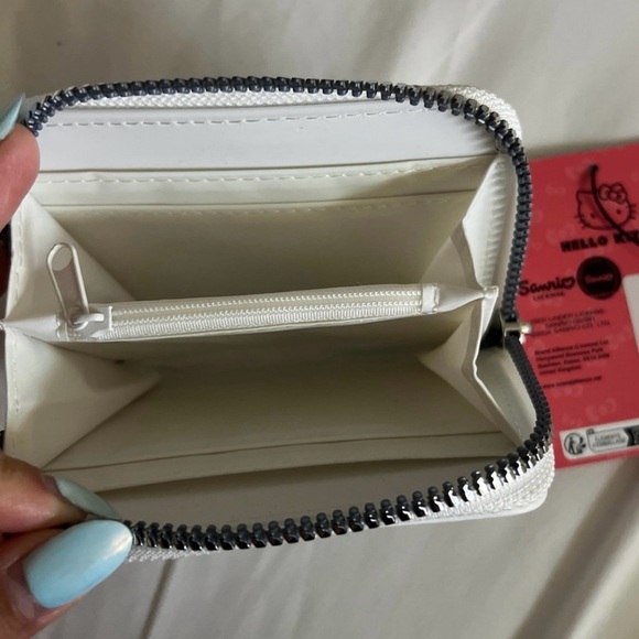 Hello Kitty Wallet - Picture 2 of 3